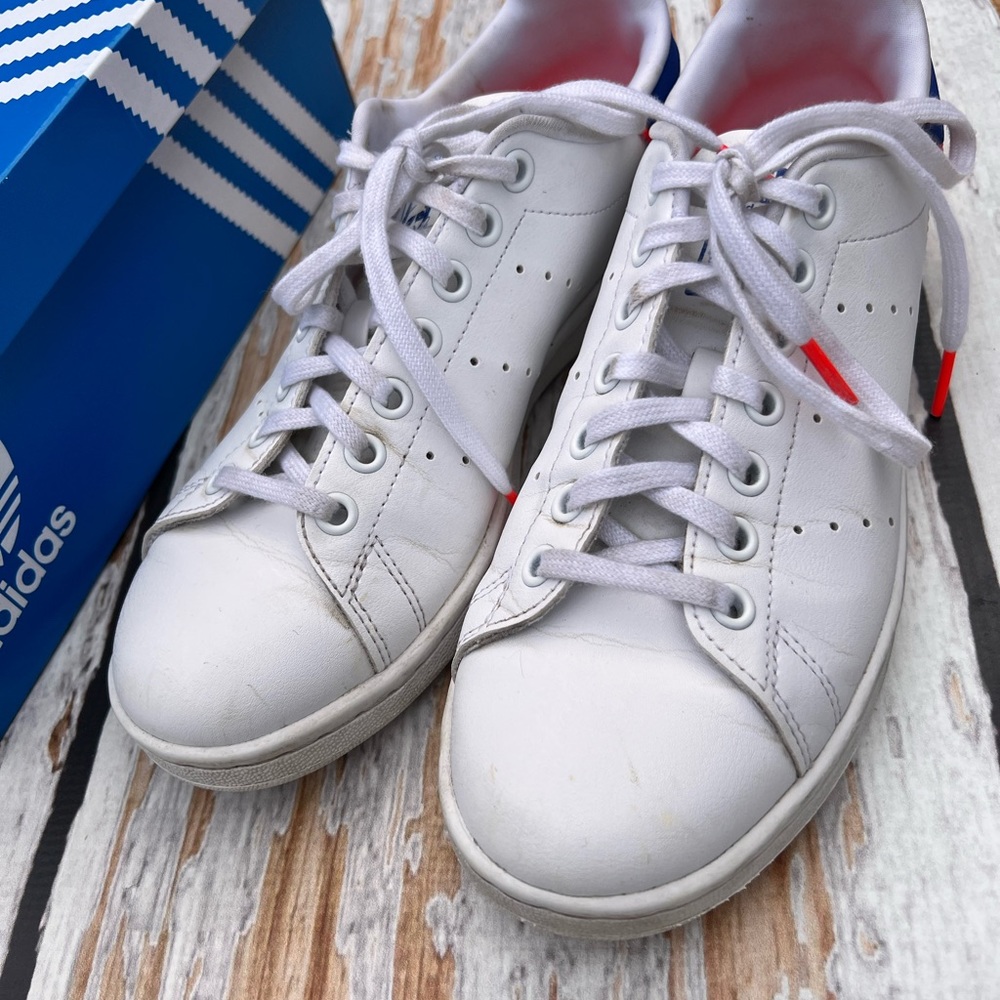 Adidas Stan Smith tennis shoes
